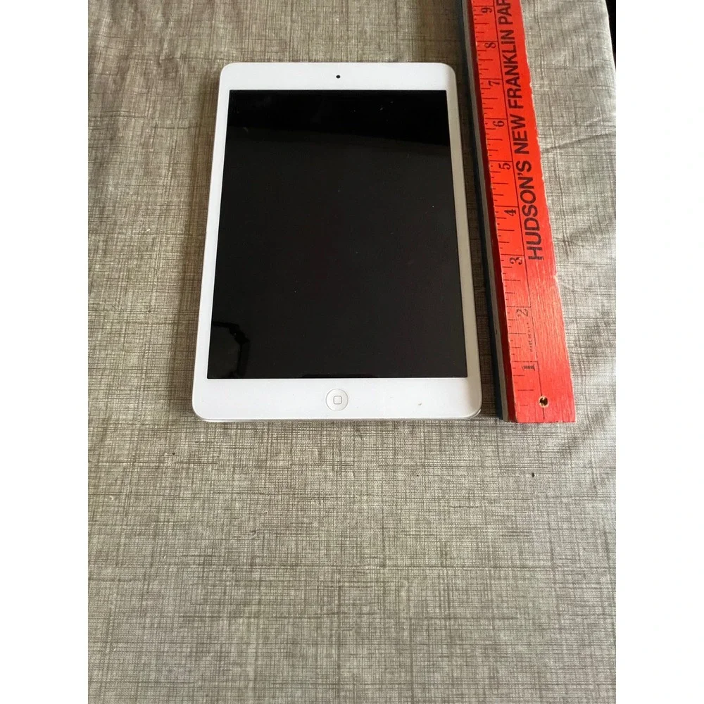 Apple iPad Mini 1st Gen A1432 Silver White WiFi 7.9 inch Tablet